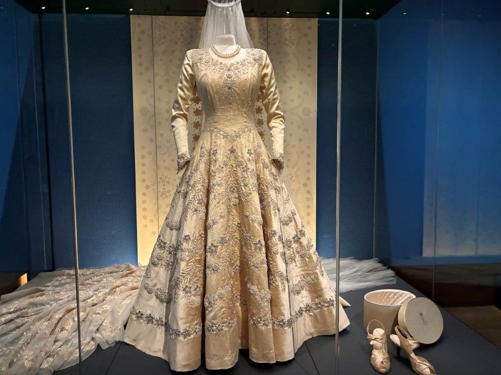 queen elizabeth gold dress The gown #QueenElizabethII wore for her #Coronation is considered one of the most significant pieces of British dress created during the 20th century. It was crafted by #NormanHartnell, who had also made