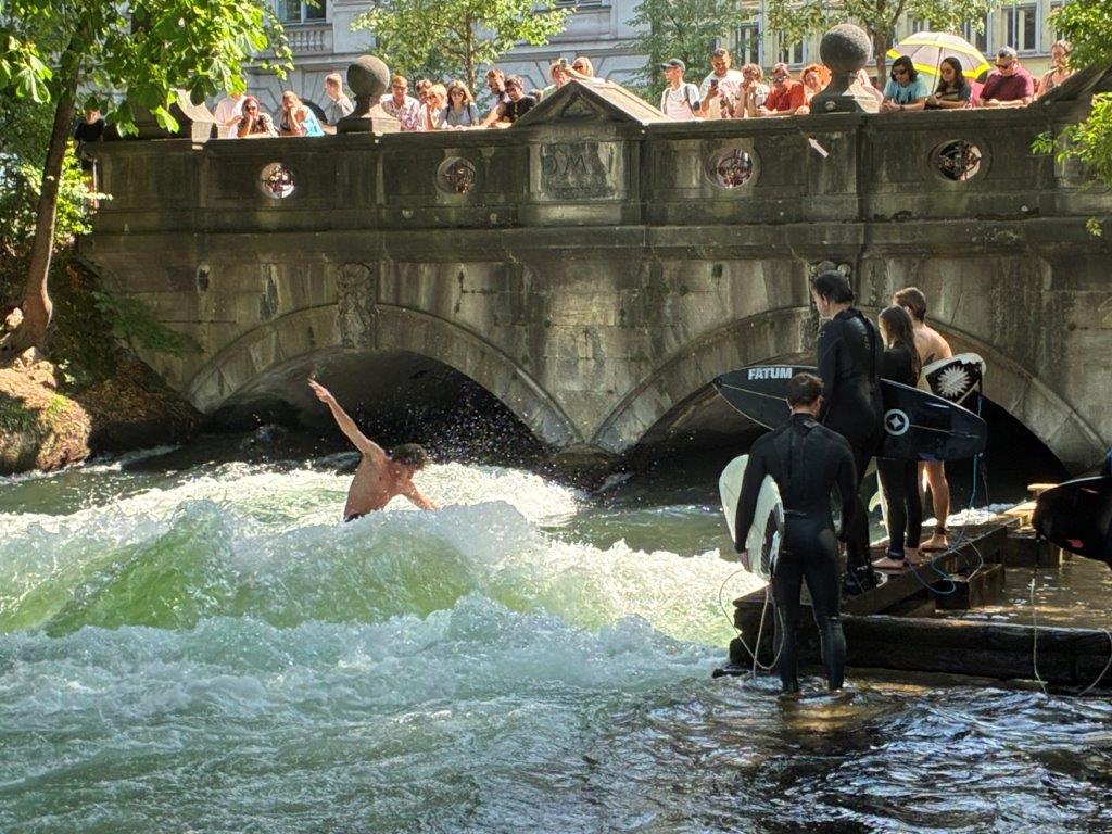 Surfing in Englischer Garten, Munich